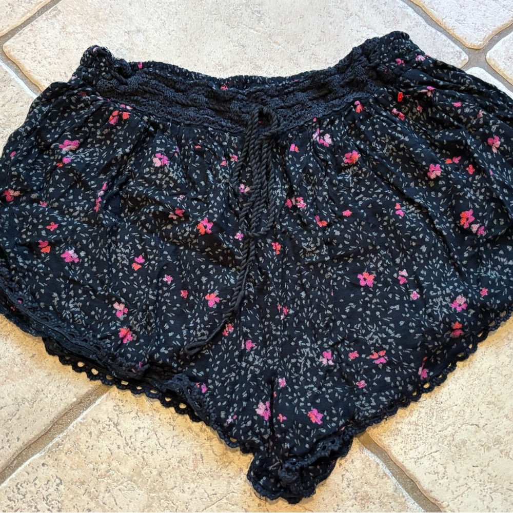 Volcom Women’s XS Black Floral Lace Trim Booty Shorts